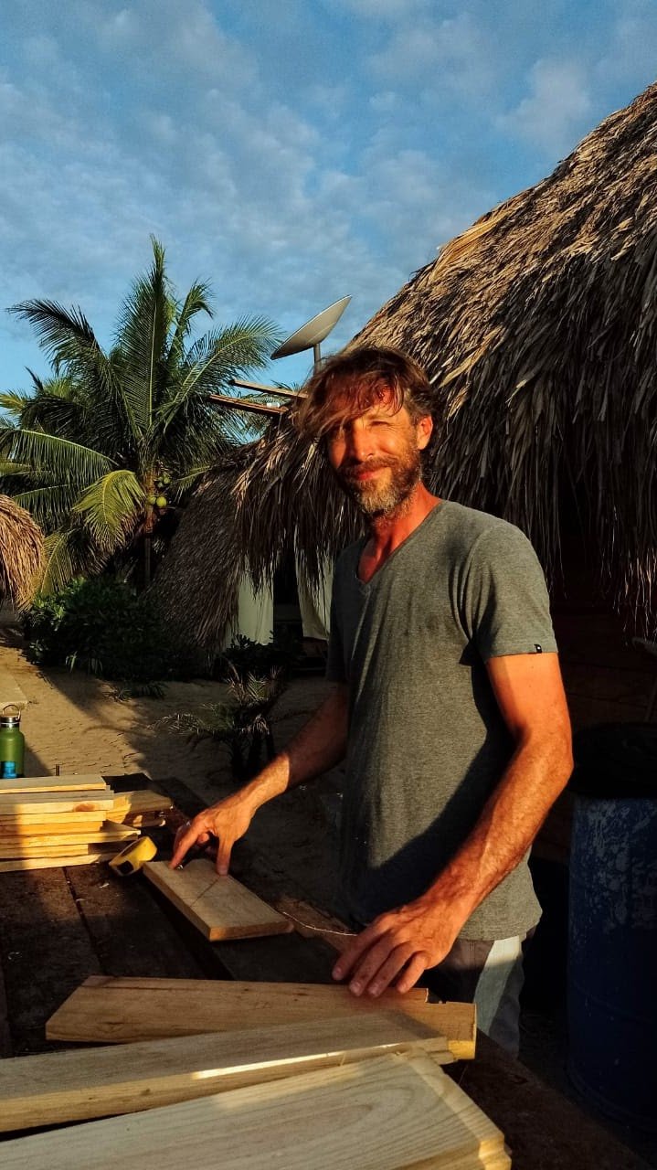 Tomás Brinnand trabajando la madera